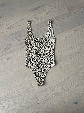 Wilfred Leopard-Print Scoop Neck Swimsuit in Black and Cream